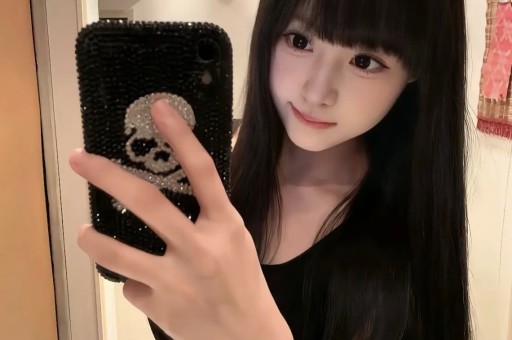 内娱女演员深夜溜进KTV陪酒姿态放低到尘埃