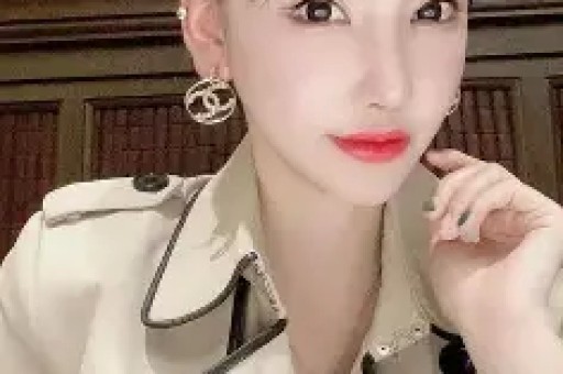 大衣哥朱之文中途罢演引发热议。他在景区登台表演到一半骤然停演并非设备故障而是难以忍受现场高温无法继续演出